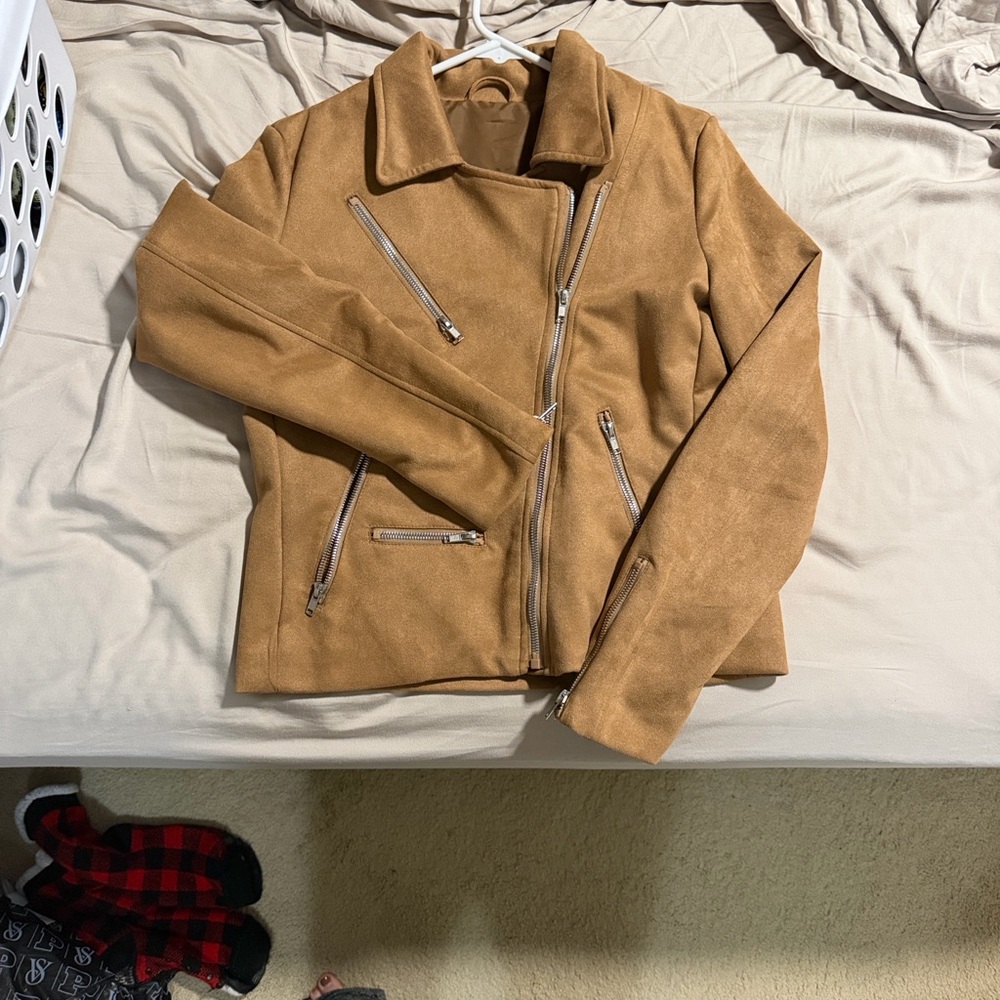 Women’s Tan Suede Moto Jacket - Stylish Zip Front - Picture 3 of 4